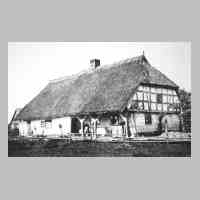 103-0003 Starkenberg vor 1945. Ein altes Bauernhaus im Dorf.jpg